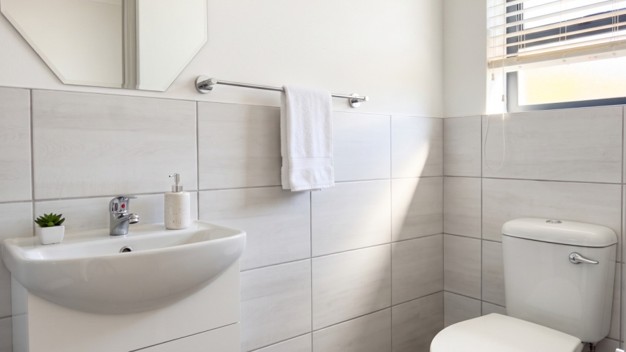 To Let 3 Bedroom Property for Rent in Golden Mile Western Cape